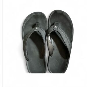 OluKai Black Thong Sandals with Subtle Logo Accent